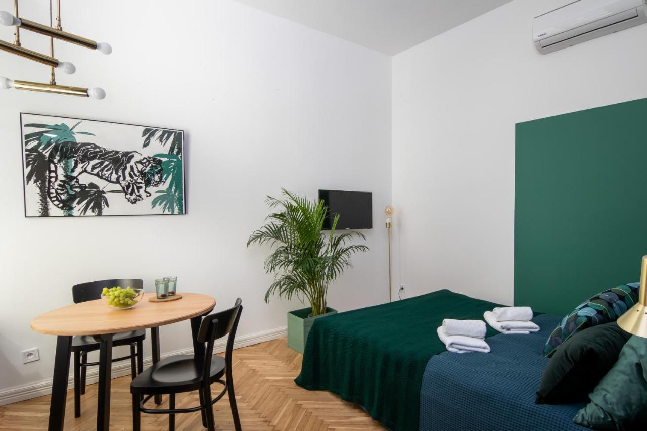 Barbacan Suites - Old Town Apartments - By Upstairs Krasków Exterior foto