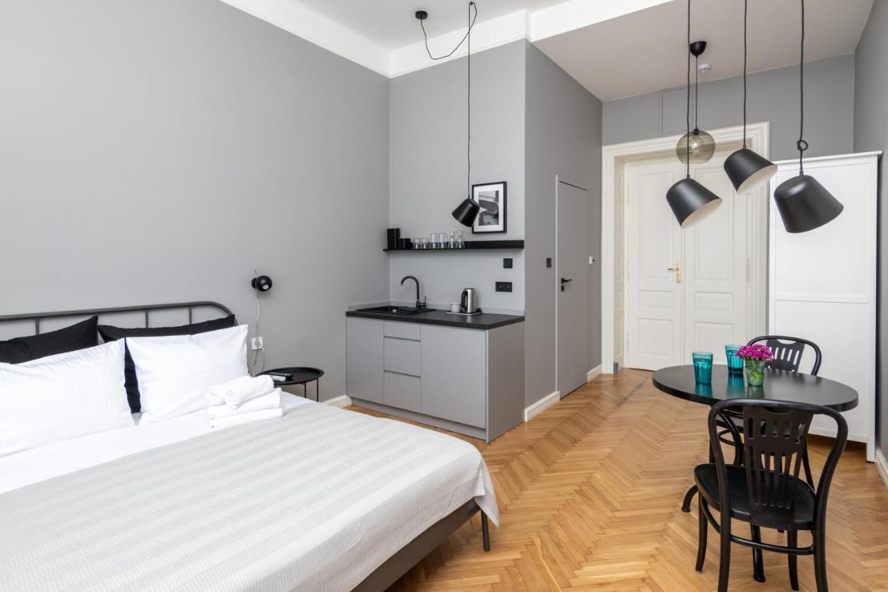 Barbacan Suites - Old Town Apartments - By Upstairs Krasków Exterior foto