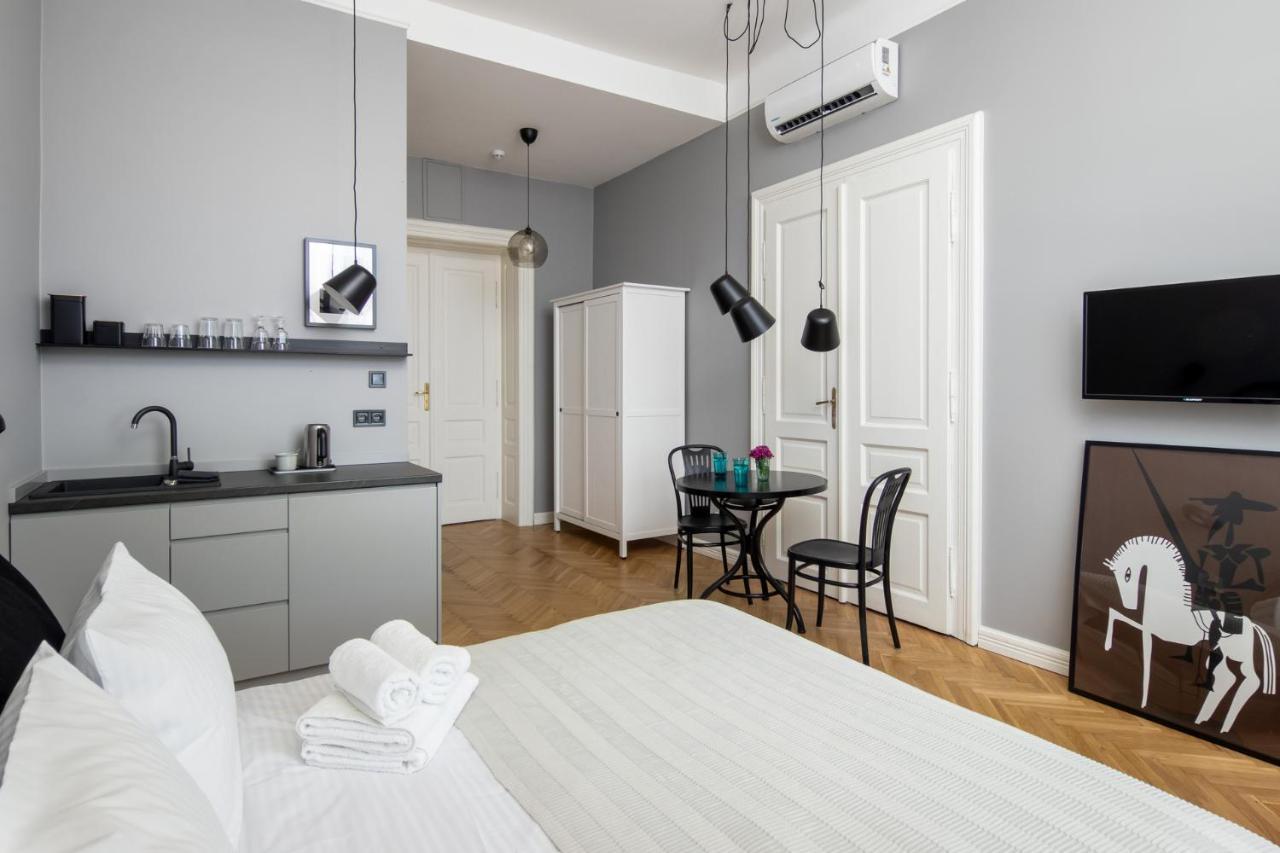 Barbacan Suites - Old Town Apartments - By Upstairs Krasków Exterior foto